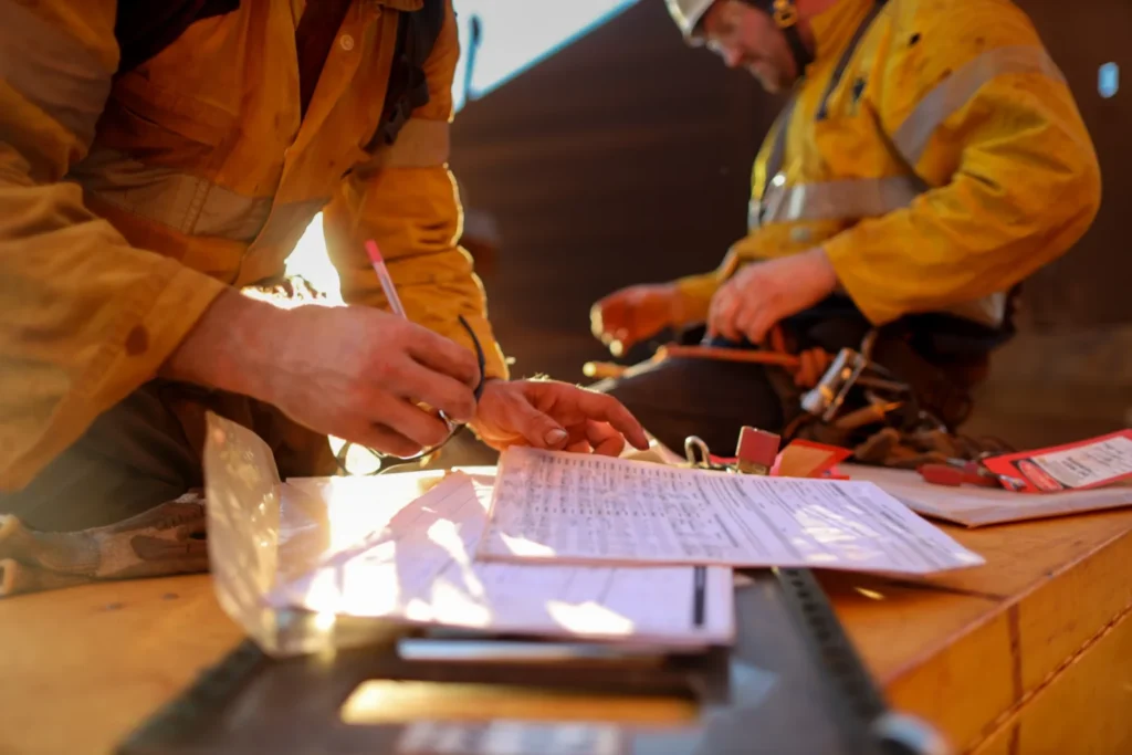 Unfallanalyse durch die Fachkraft für Arbeitssicherheit Fachleute dokumentieren einen Arbeitsunfall auf einer Baustelle