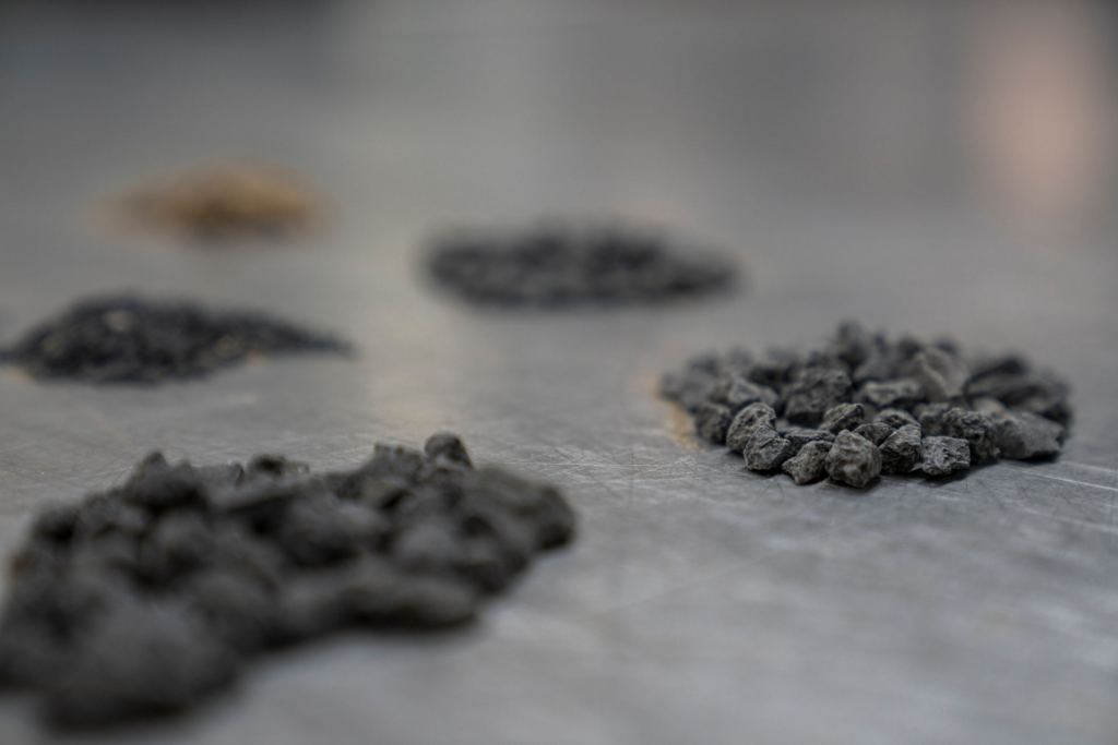Unterschiedliche mineralische Materialproben bei der Baustoffprüfung im IBQ-Labor
